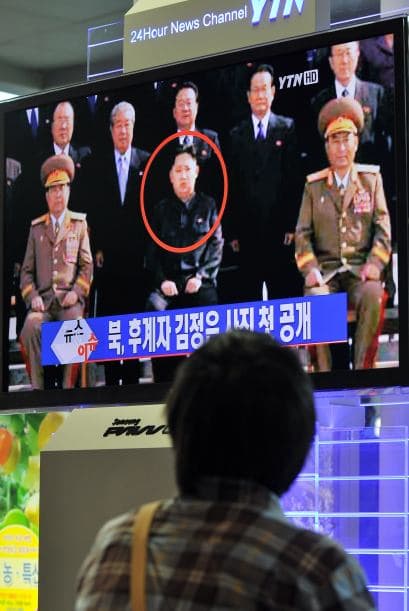 Kim es el tercer dictador que se sitúa al frente de la única dinastía comunista del mundo, después de que ocuparán el cargo su abuelo Kim il-sung, fundador de Corea del Norte, y su padre Kim Jong-il, que falleció en 2011.