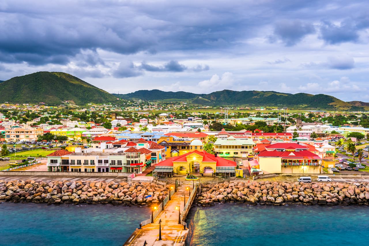 <b>St Kitts y Nevis.</b> Con el pasaporte de este país caribeño se puede entrar sin visa a más de 100 países, incluidos Italia y Reino Unido. Ahora ofrece un descuento del 23% en este trámite hasta fines de 2020. Con un aporte de $150,000 al ‘Fondo de Crecimiento Sostenible’ del país y una inversión inmobiliaria mínima de 200,000 dólares, una familia de cuatro puede obtener la nacionalidad.
<br>