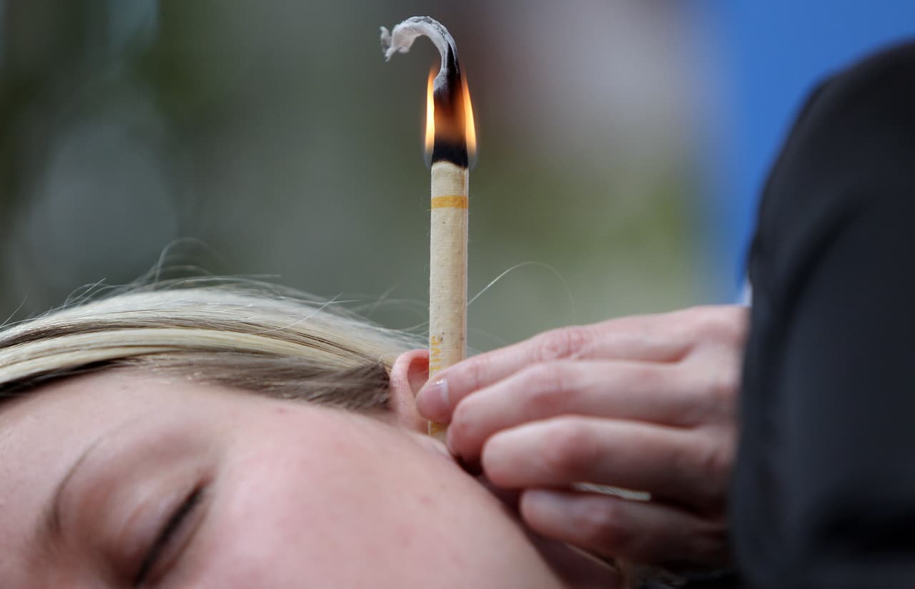 Ten cuidado con los remedios caseros (como usar una vela para derretir la cera), porque son más perjudiciales que efectivos.