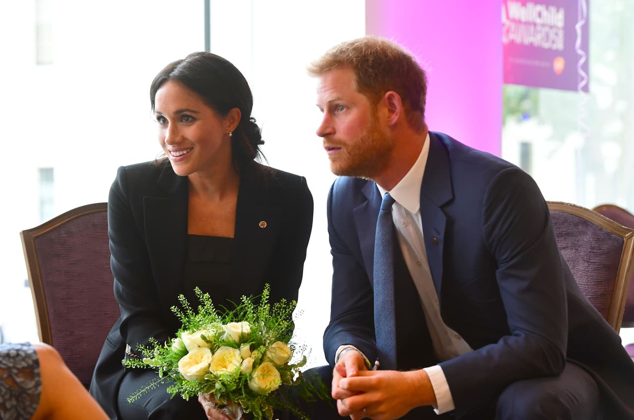 “Todo se basa en que Meghan y Harry 
<b><a href="https://www.univision.com/entretenimiento/realeza/meghan-markle-y-el-principe-harry-por-fin-se-mudaran-a-su-lujoso-departamento-en-el-palacio-de-kensington-fotos">se mudaron del palacio de Kensington</a></b> para vivir en Windsor”, dijo, con lo cual los duques de Sussex estarán a 50 kilómetros de William y Kate Middleton.