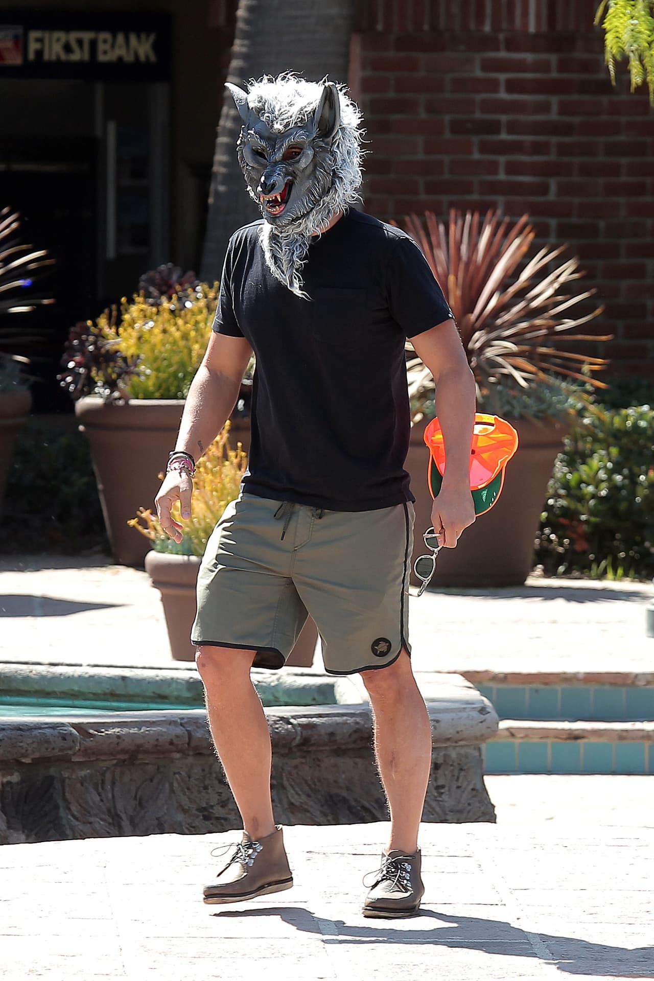 Aunque hacía mucho calor no se quería quitar la máscara.