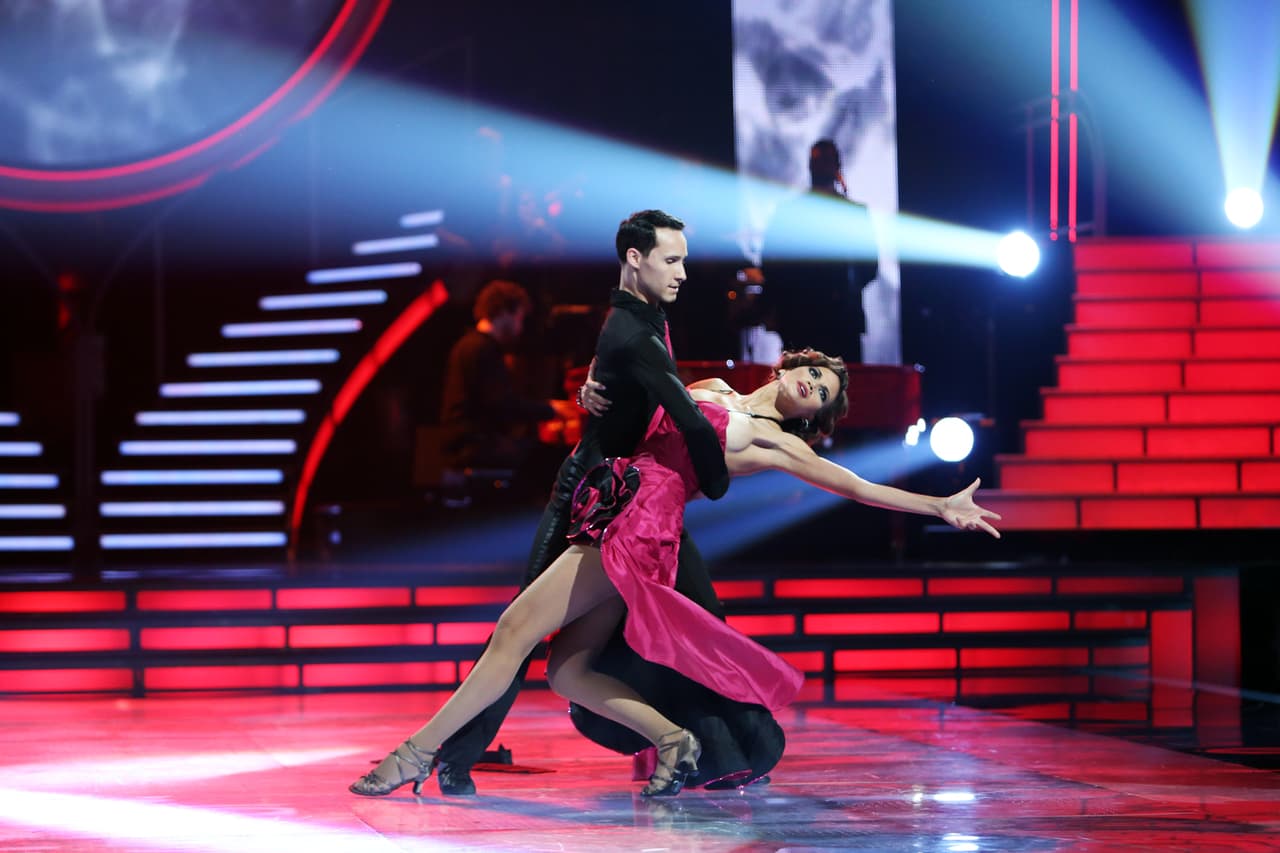 La locutora logró hacer una demostración que dejó complacidos a los jueces, por lo que no tuvo que presentarse en la segunda ronda de bailes.