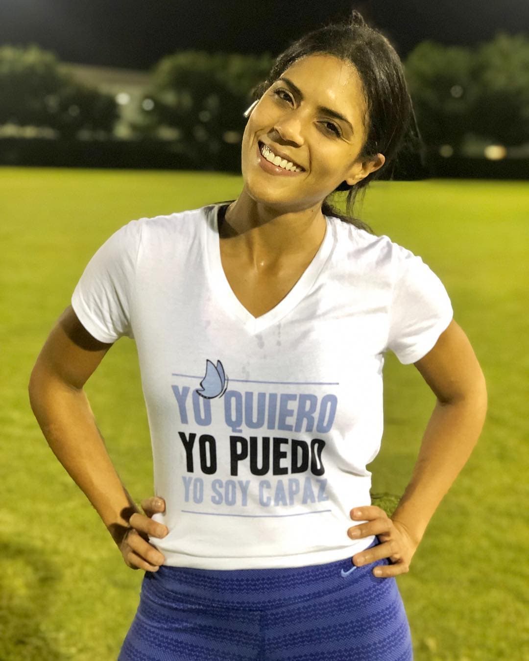 Nada mejor que llegar a la pista de atletismo con una frase que te incentiva a lograr tus sueños. En esta imagen, Francisca muestra que hasta en un ‘outfit’ deportivo se puede incluir estas camisetas inspiradoras.
<br>