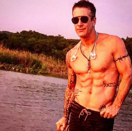 Actualmente está soltero pero, asegura, en espera de un nuevo amor, "por eso estoy solo en este momento de mi vida, pero deseando que llegue, esperando a una cabrona nice".