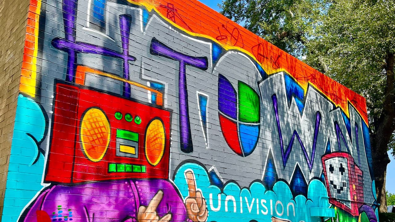 La obra representa la relación que existe entre la comunidad y las estaciones de Univision Houston.