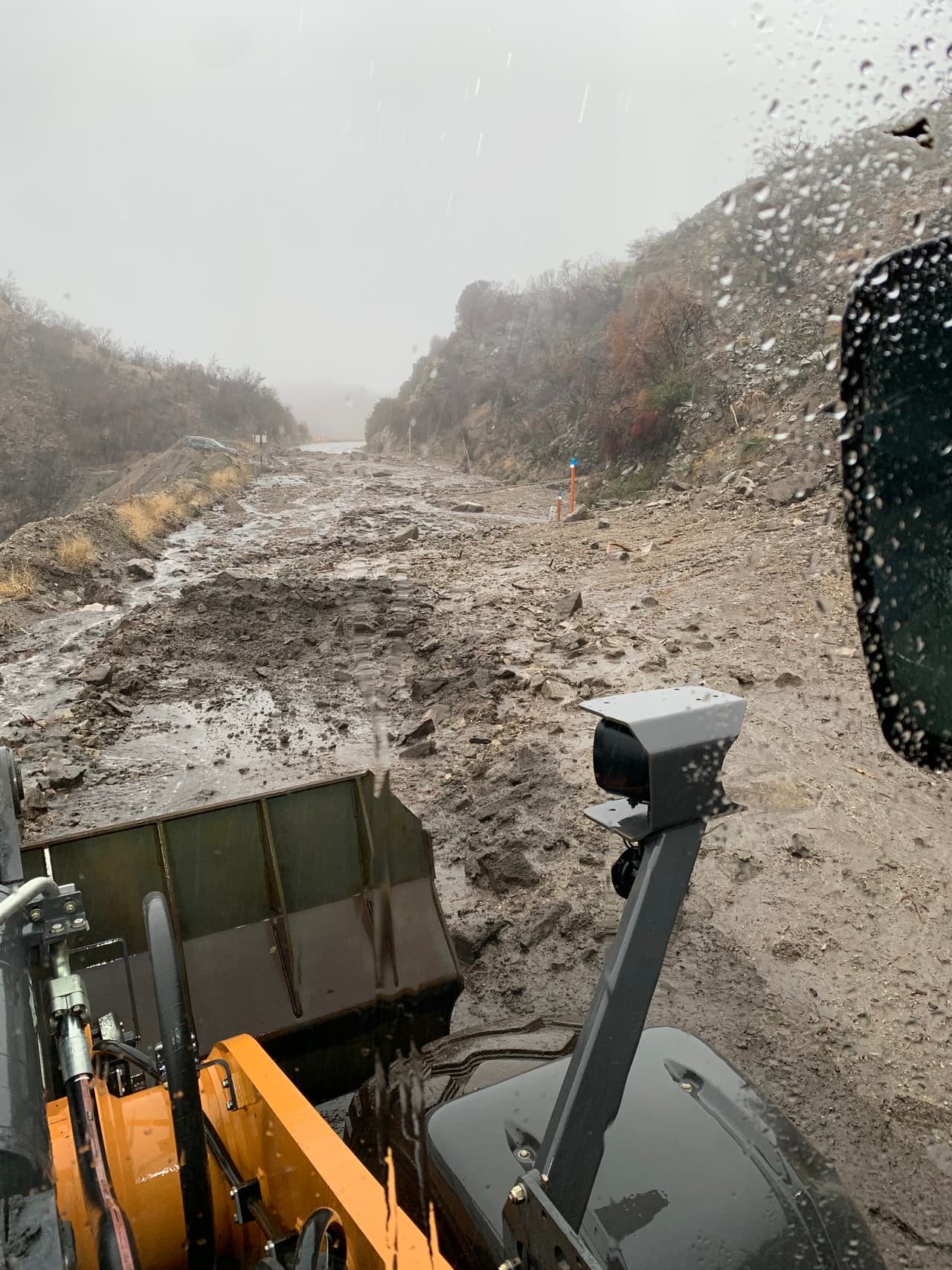 En la SR 38 también hubo deslizamientos de lodo en las vías. Personal de Caltrans estuvo trabajando con grúas desde temprano para despejar las vías.
