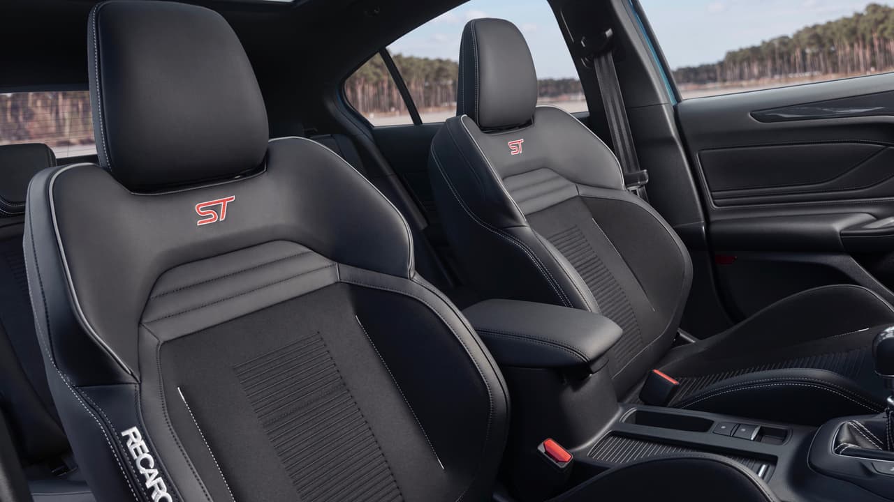 Las excelentes butacas deportivas provistas por la afamada casa 
<b>Recaro</b> reaparecen en el nuevo Ford Focus ST.