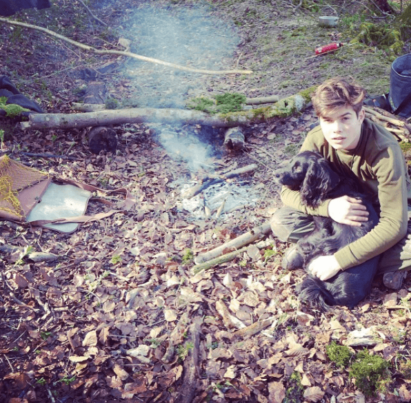 El hecho sorprendió a todos debido a que en su red social de Instagram, el sucesor número 23 al trono británico no tiende a publicar imágenes donde aparezca casi desnudo.