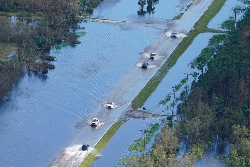 Las vías en muchos condados quedaron tapadas por el agua. A los conductores en Fort Myers, Florida, les tocó navegar por las carreteras.