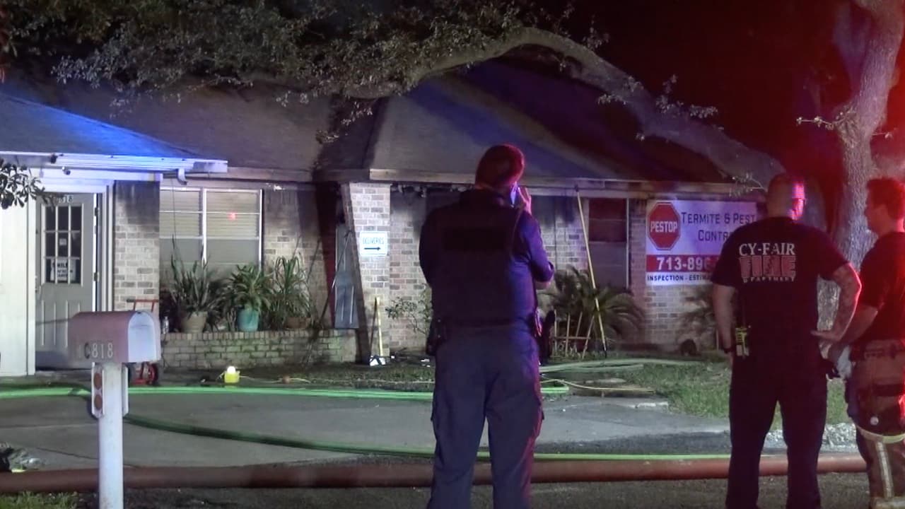 Los investigadores dijeron que al parecer los detectores de humo de la vivienda no funcionaban.