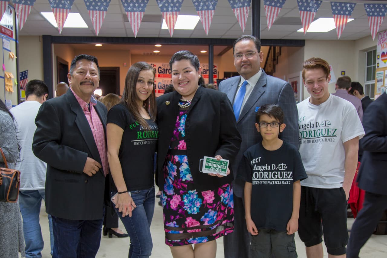 Ángela D. Rodríguez, candidata a un escaño en el precinto 6 del condado Harris, llegó con su familia a celebrar el triunfo de Sylvia García.