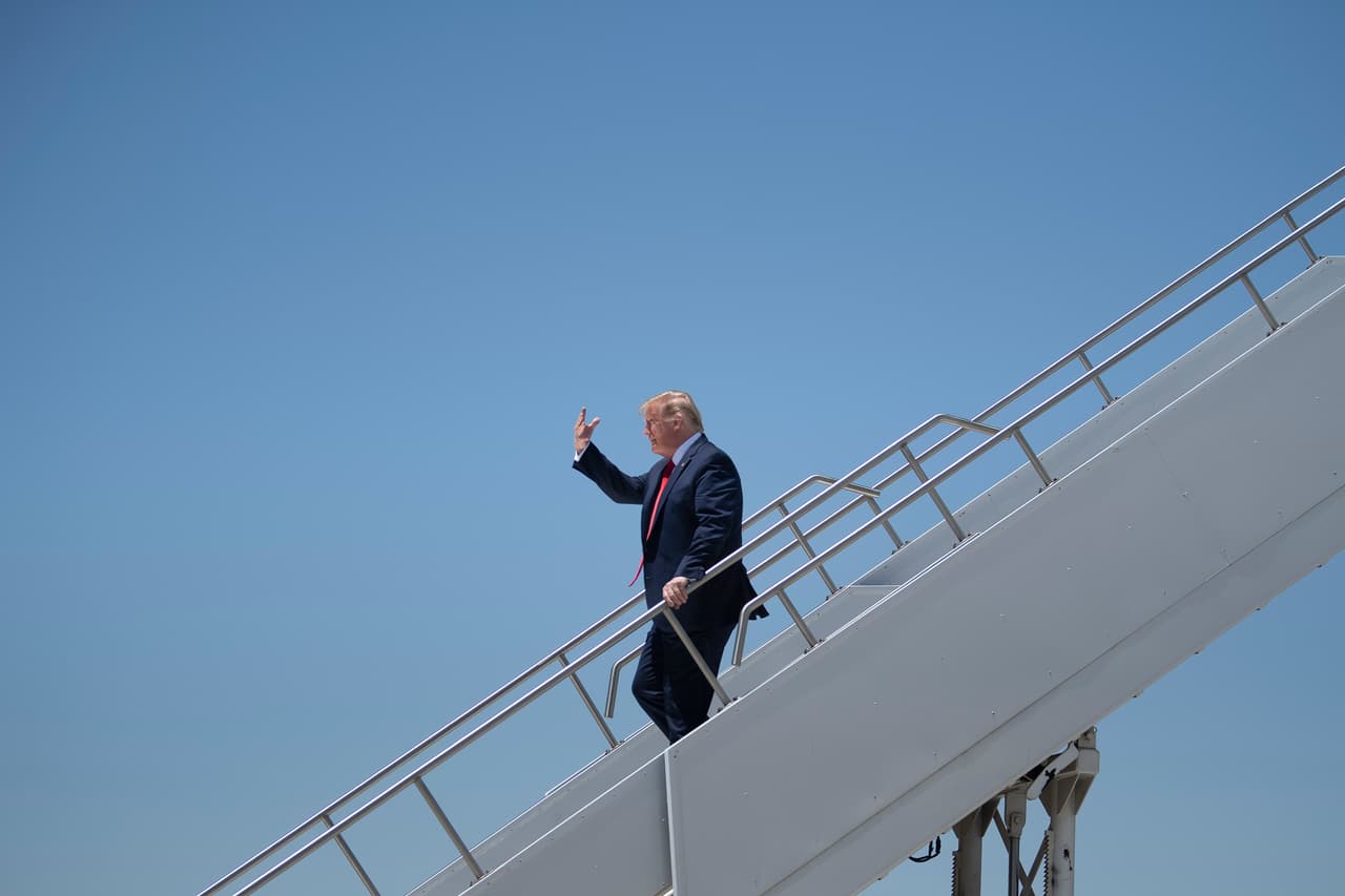 El presidente Donald Trump llegó este martes a Phoenix para visitar la planta Honeywell, una empresa multinacional dedicada a la construcción de motores para aviones que dio un giro a su producción para elaborar máscaras N-95 que necesita el personal médico y de primera línea en medio de la pandemia del coronavirus.