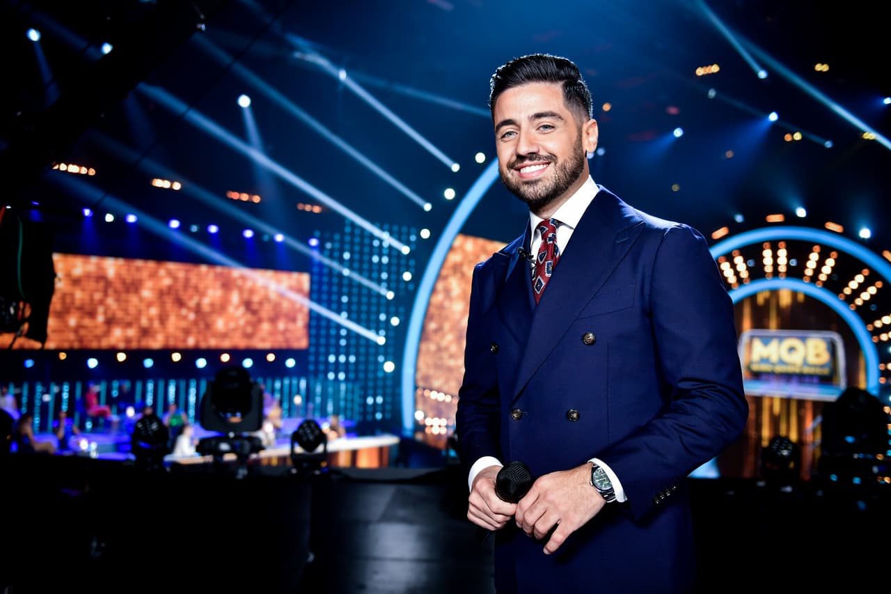 La corbata color vino y la abotonada chaqueta le dieron un toco de glamour al look del presentador español.