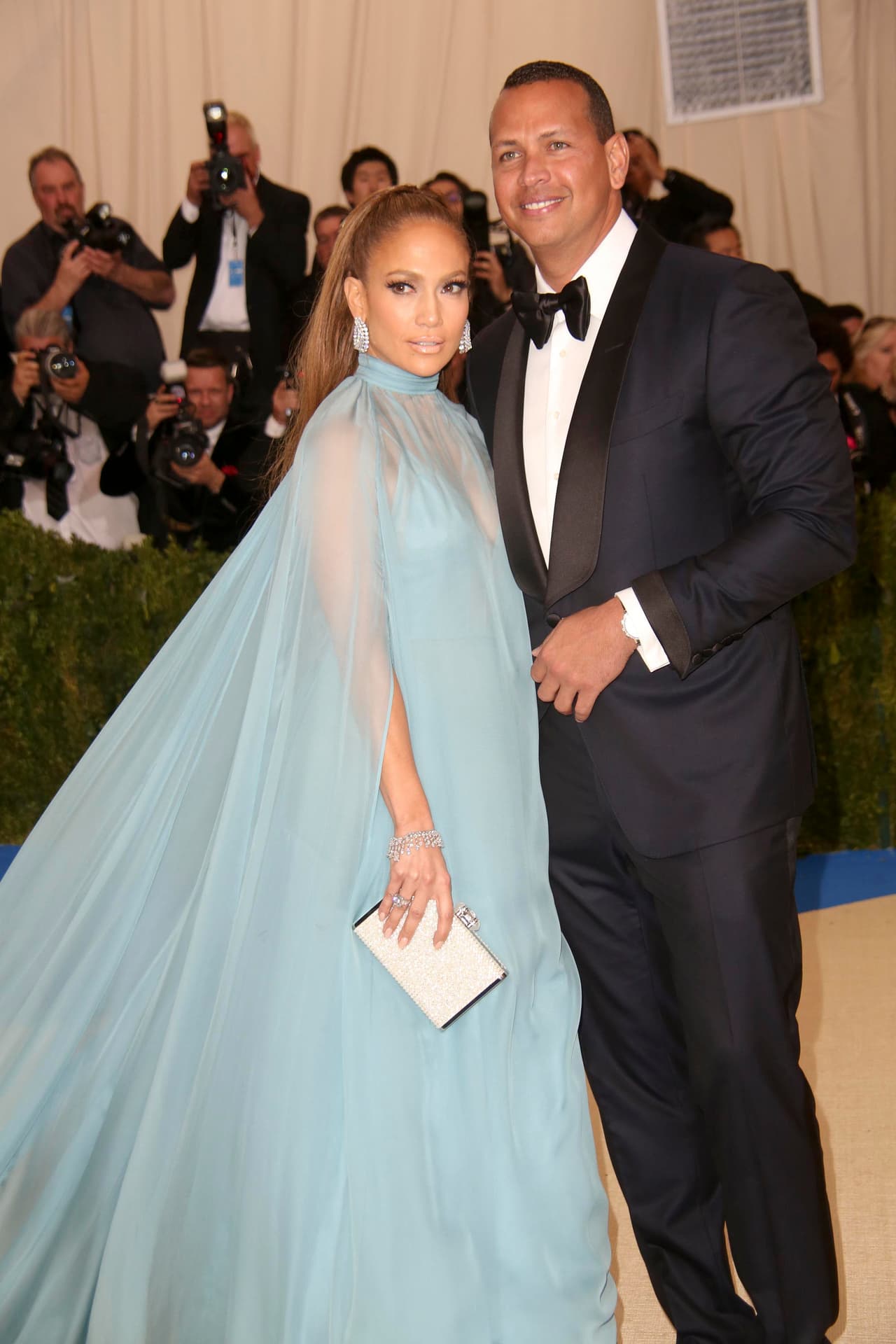 Jennifer Lopez y su reciente novio Alex Rodríguez hicieron su primera aparición conjunta en una alfombra roja.