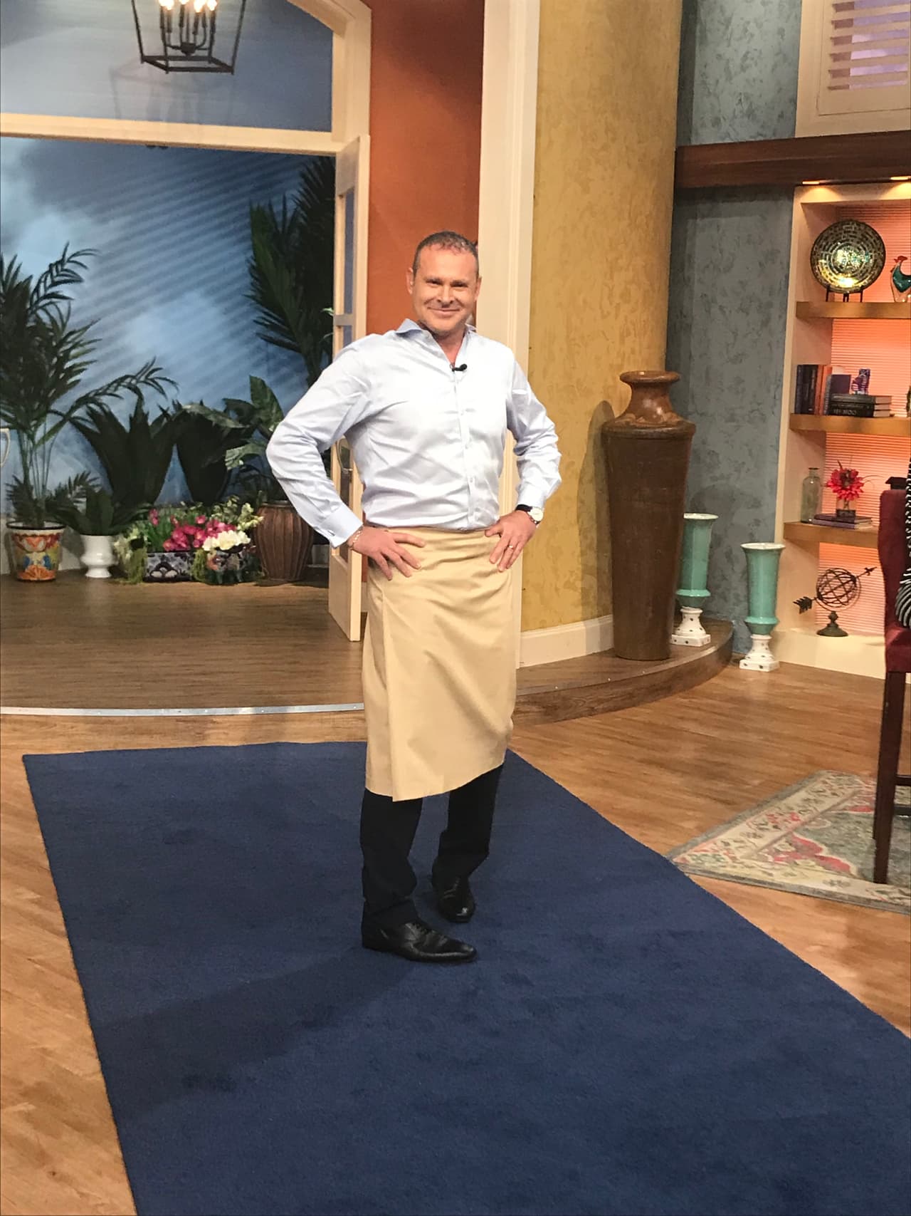 Alan Tacher no se podía quedar atrás, él salió luciendo un estilo más clásico.