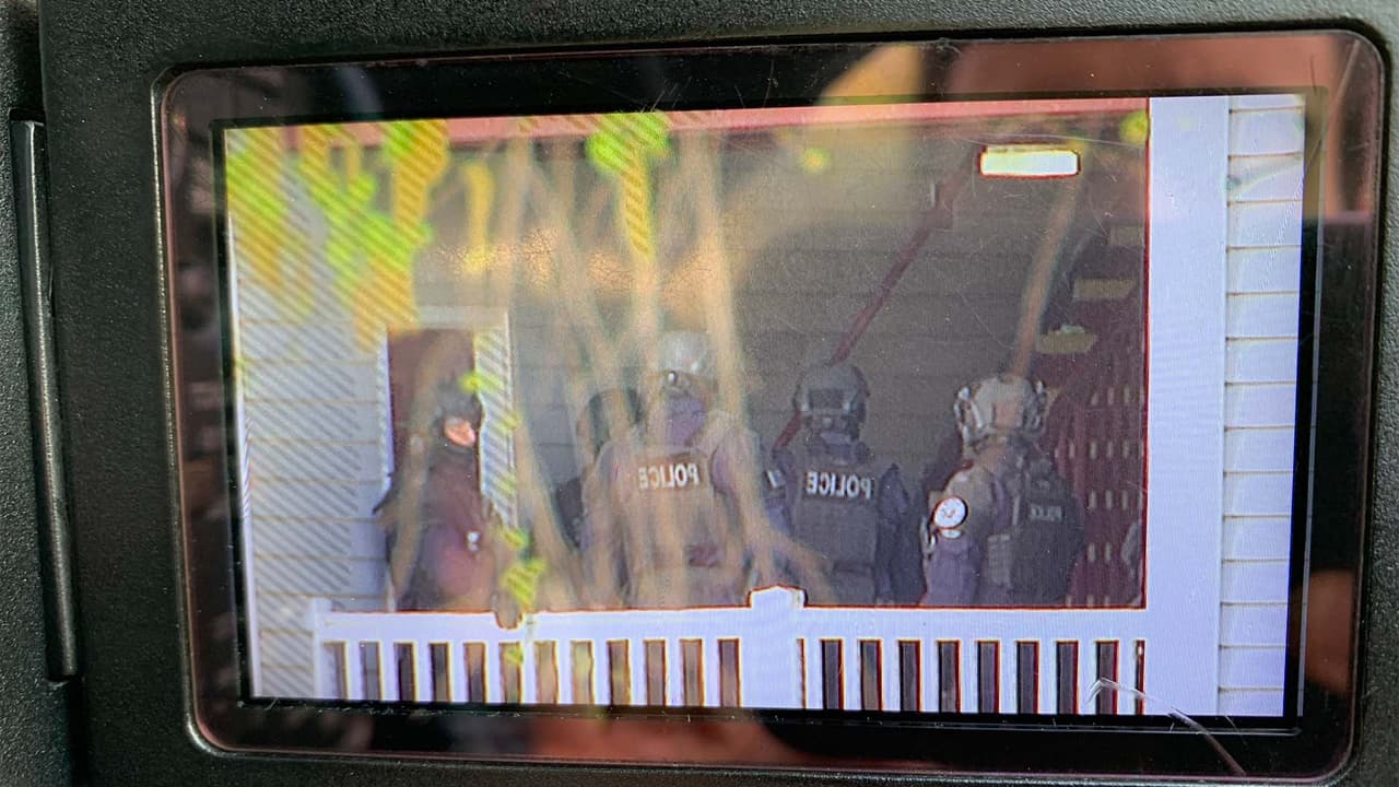 Arrestan a sujeto atrincherado en Durham tras tiroteo que dejó un muerto y un herido