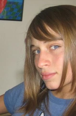 <b>María Solares</b> es el nombre de esta actriz que se retiró de los foros de telenovelas desde hace mucho tiempo, ella era la hermana pequeña de 'Carlitos' en 
<a href="http://www.univision.com/programas/novelas/mira-como-ha-cambiado-el-elenco-de-la-usurpadora-fotos">'La Usurpadora'</a>.