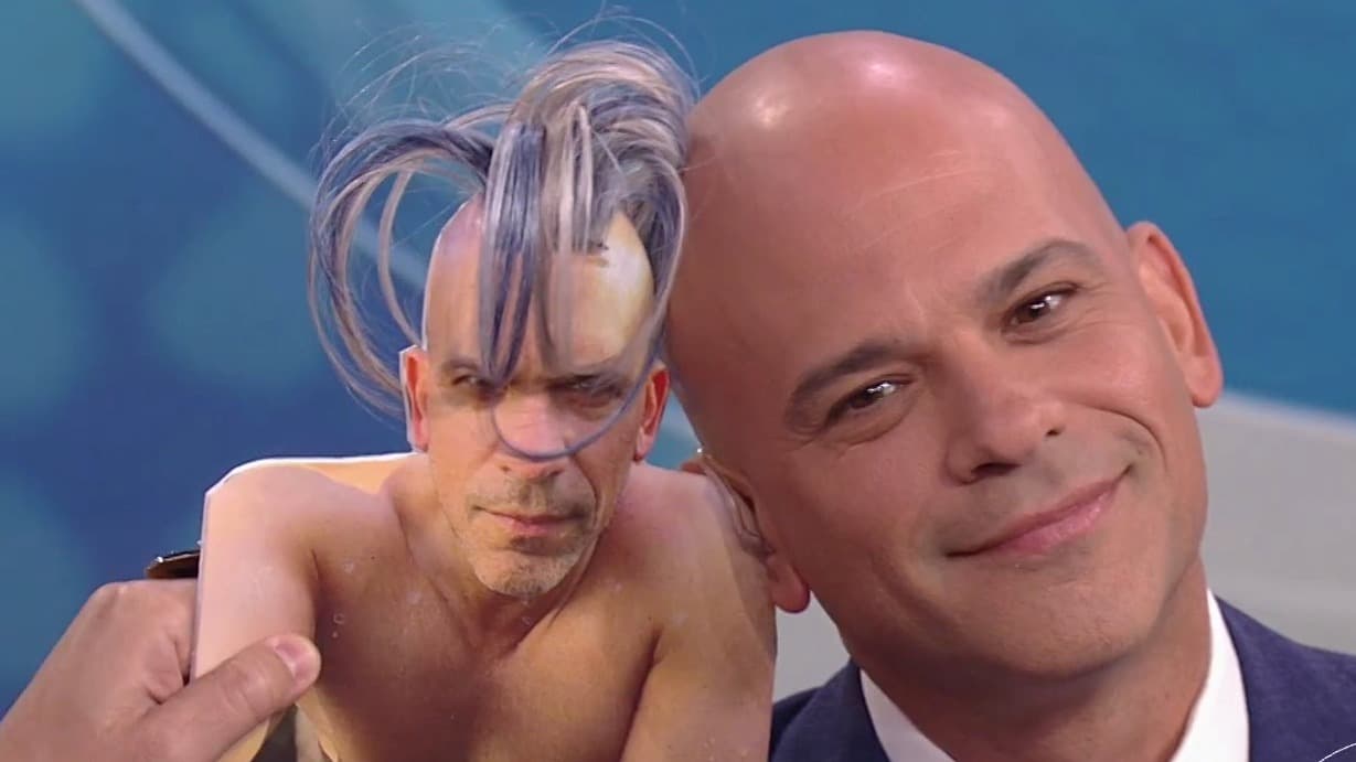 "Hoy cumple 60, pero con este look se ve de 30", animó Doña Meche al médico, quien al final optó por un estilo castaño.