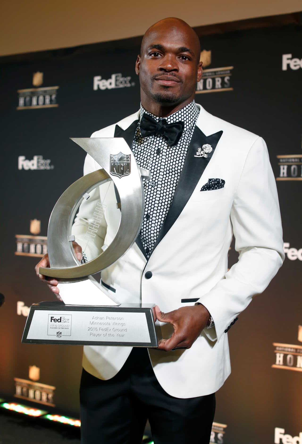 Los fans tuvieron la oportunidad de elegir a un QB y a un RB con las mejores actuaciones en cada semana, que resulta en donaciones directa a la Cruz Roja en las ciudades del equipo en donde los jugadores ganadores juegan.