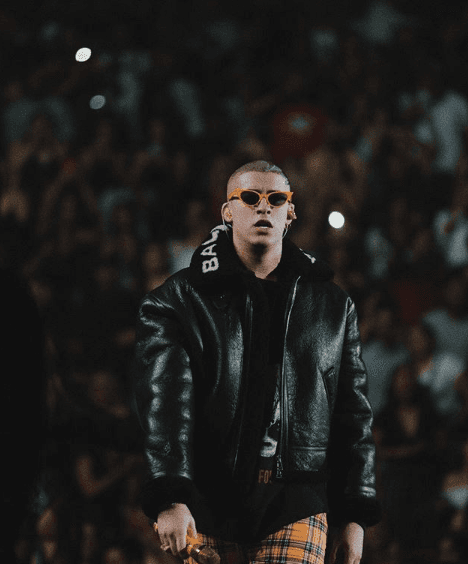 Bad Bunny no abandona sus gafas de sol.