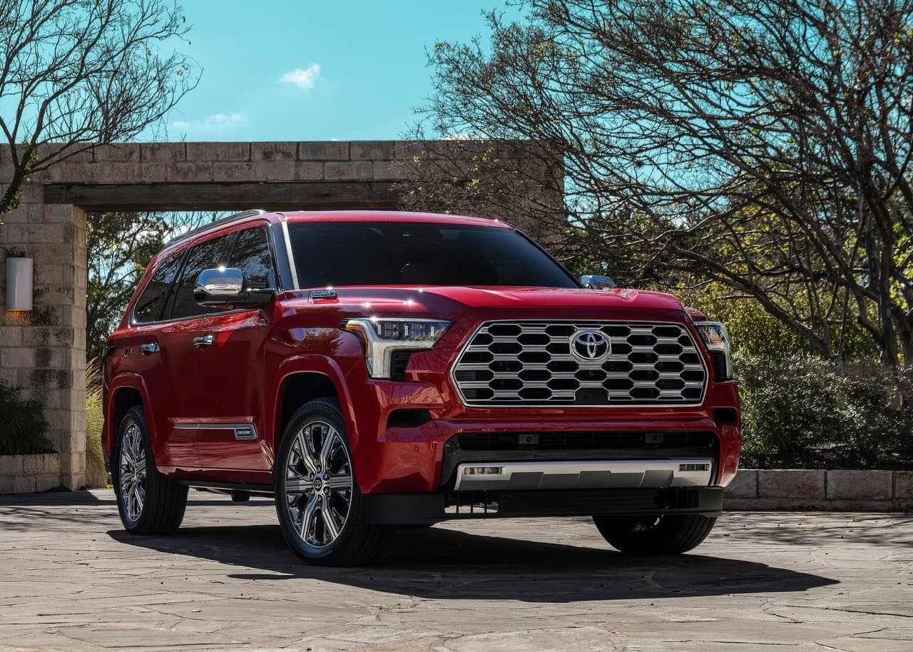 La Toyota Sequoia 2023 se rejuvenece adoptando un estilo moderno, una cabina tecnológica y un sistema de propulsión híbrido.