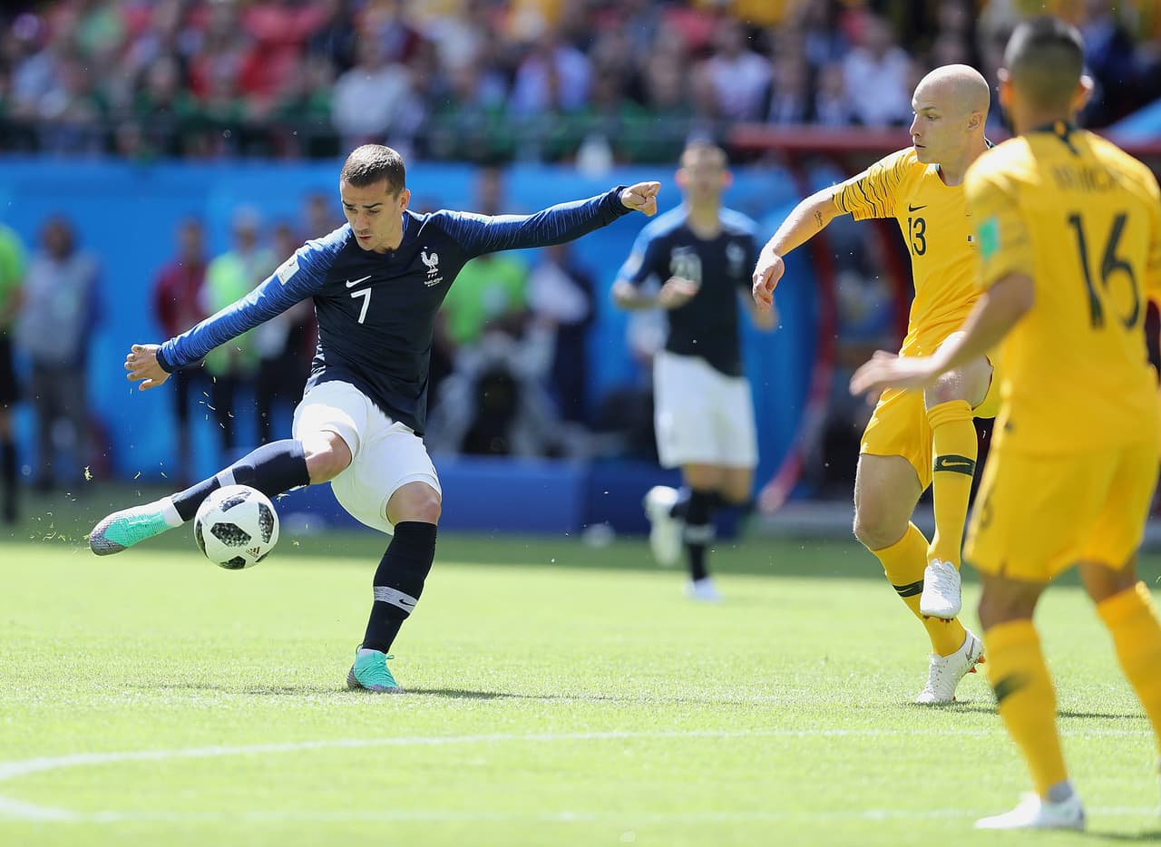 La segunda del partido fue para Antoine Griezmann, con un intento desde fuera del área, pero el balón no salió con la suficiente fuerza.