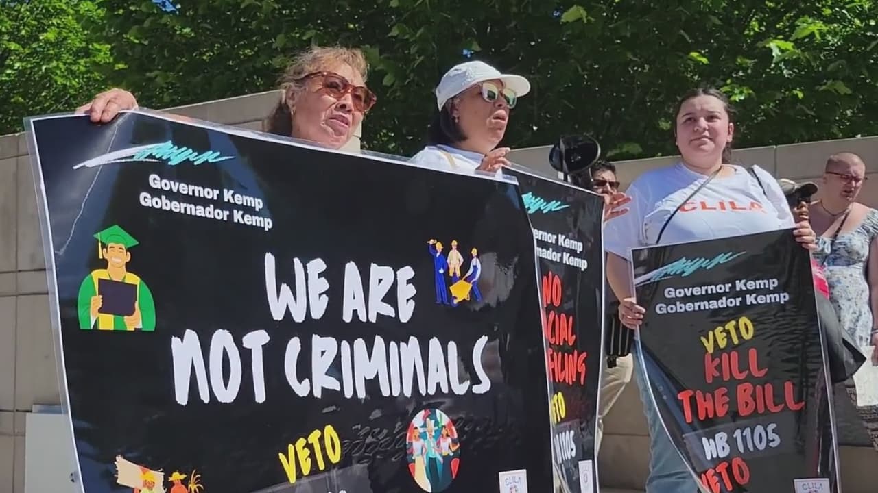 Mientras la HB-1105 se firmaba, decenas de personas protestaban afuera del Capitolio de Georgia