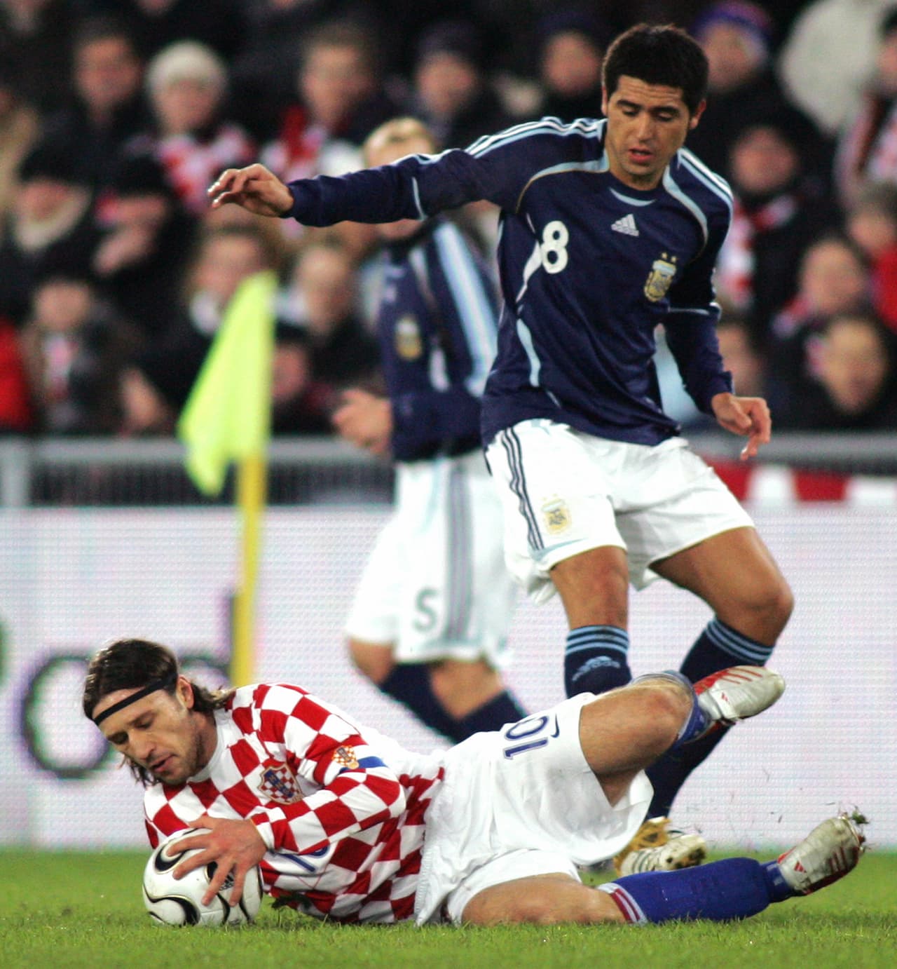 El contraste del enganche a la antigua contra el enganche del fútbol moderno: Juan Román Riquelme contra Niko Kovac.