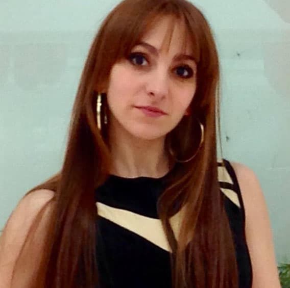 Cuando participaba en el programa de televisión apenas podía hablar bien, pero ahora es una joven guapa y emprendedora.