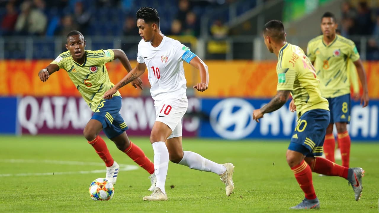 También, en actividad del Grupo A, Colombia y la débil selección de Tahiti se veían las caras, con los Cafeteros aspirando a más y los oceánicos a buscar cerrar con decoro en la sede de Lublin.