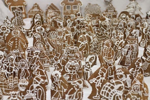 Necesitaron alrededor de 99 libras (45 kilogramos) de harina y unos 120 huevos para poder hacer todas las piezas.