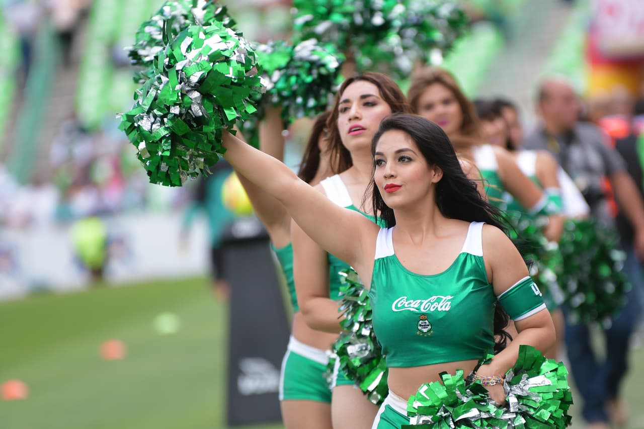 La fiesta en el estadio Nueva Corona estaba vestida en gran parte de verde para Santos.