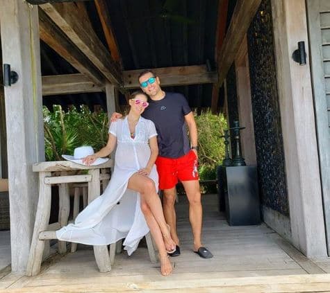 Jacky declaró que dos años después del fallecimiento de su primogénito, su esposo Martín le reveló que él tenía sus cenizas. "Planeamos nosotros un ritual para despedirnos del bebé, que
<b> siempre va a estar en nuestros corazones, pero no encerrado</b> en una cajita.", enfatizó la actriz.