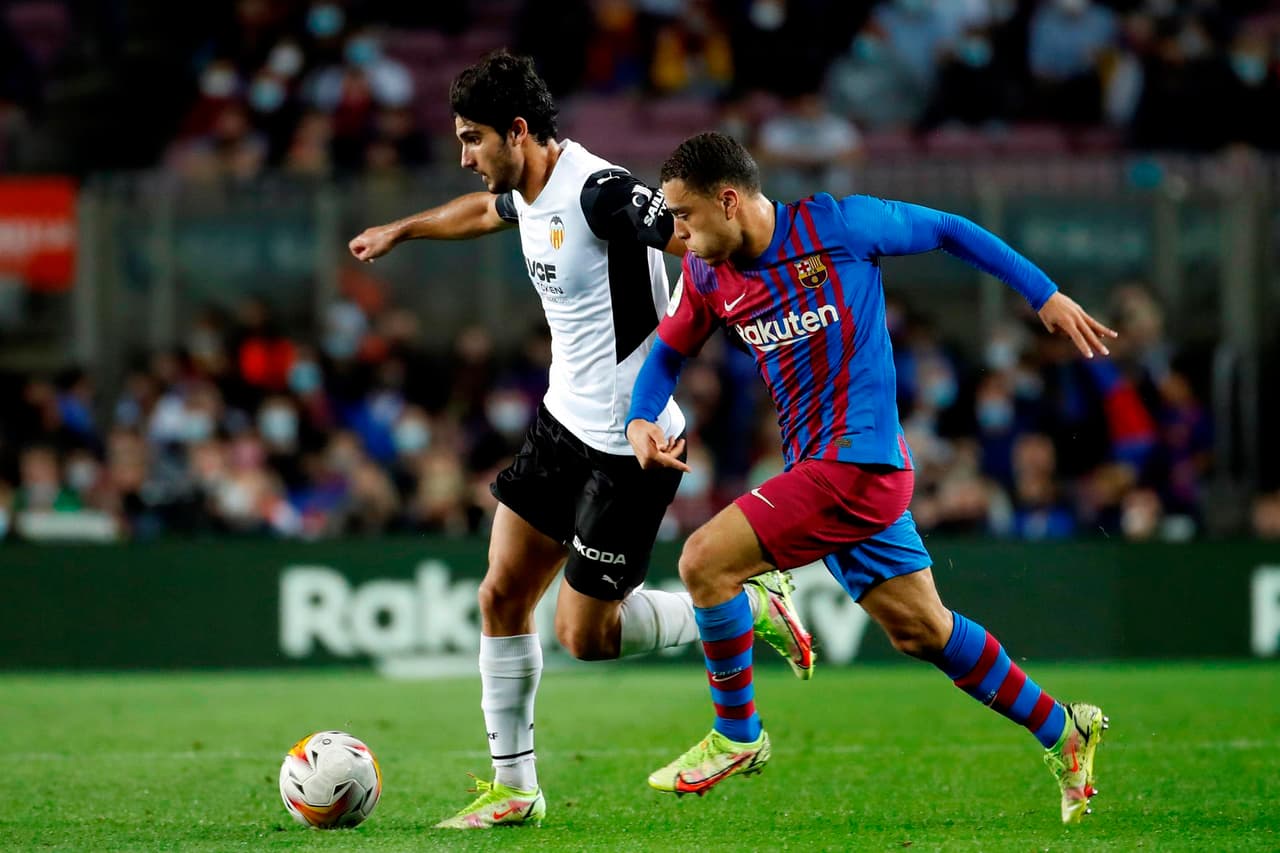 El Barcelona se lleva el triunfo sobre el Valencia con marcador 3-1, durante la novena jornada en La Liga. José Luis Gayá ponía arriba a los 'Chés' al minuto 5', pero Ansu Fati (13'), Memphis Depay con un penalti (41') y Philippe Coutinho (85') le dieron la victoria al equipo dirigido por Koeman.