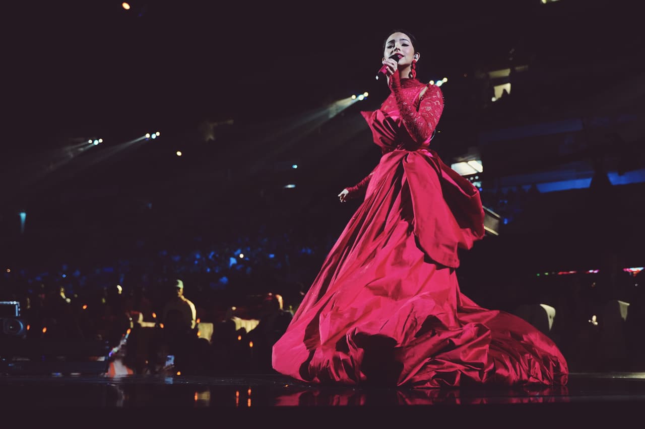 <b>Ángela Aguilar </b>brillo con su talento en el escenario al interpretar el bolero 'Pienso En Ti'.