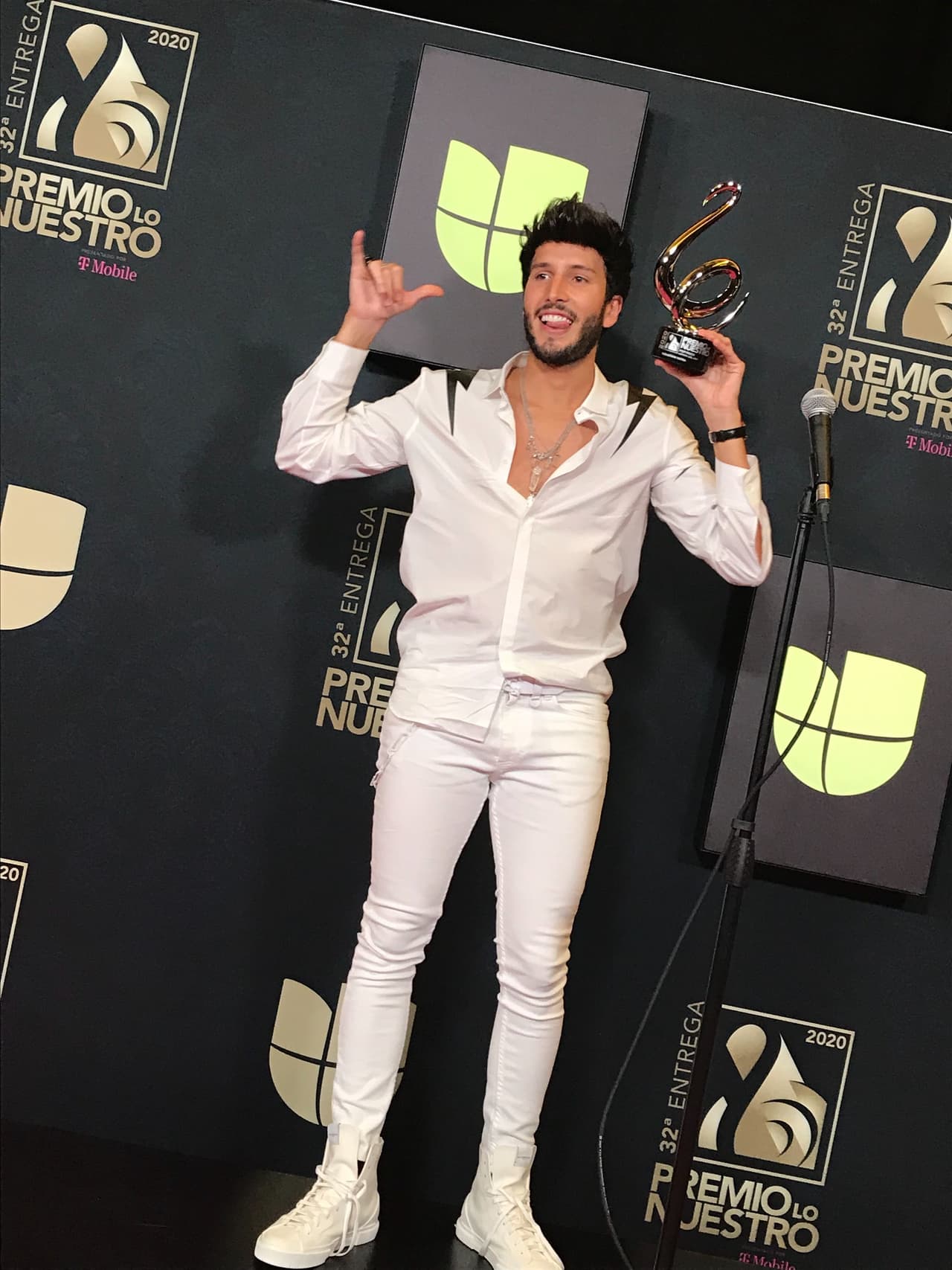 <b>Sebastián Yatra</b>, quien conquistó tres Premio Lo Nuestro, dijo que los va a poner en un lugar especial de la finca de sus papás de Medellín, Colombia. Explicó que se trata de un sitio en el cual se "inspira mucho".