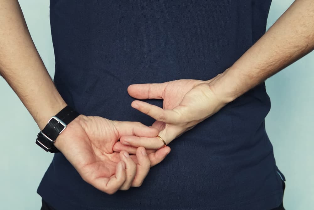 No caigas en la tentación de una aventura fácil a menos que estés soltero o soltera y muy seguro de tus sentimientos tocantes a esta nueva relación amorosa. Si sientes que no es lo que buscas y te inquieta, apártala a tiempo de tu vida si te complica tu trabajo y vida personal.