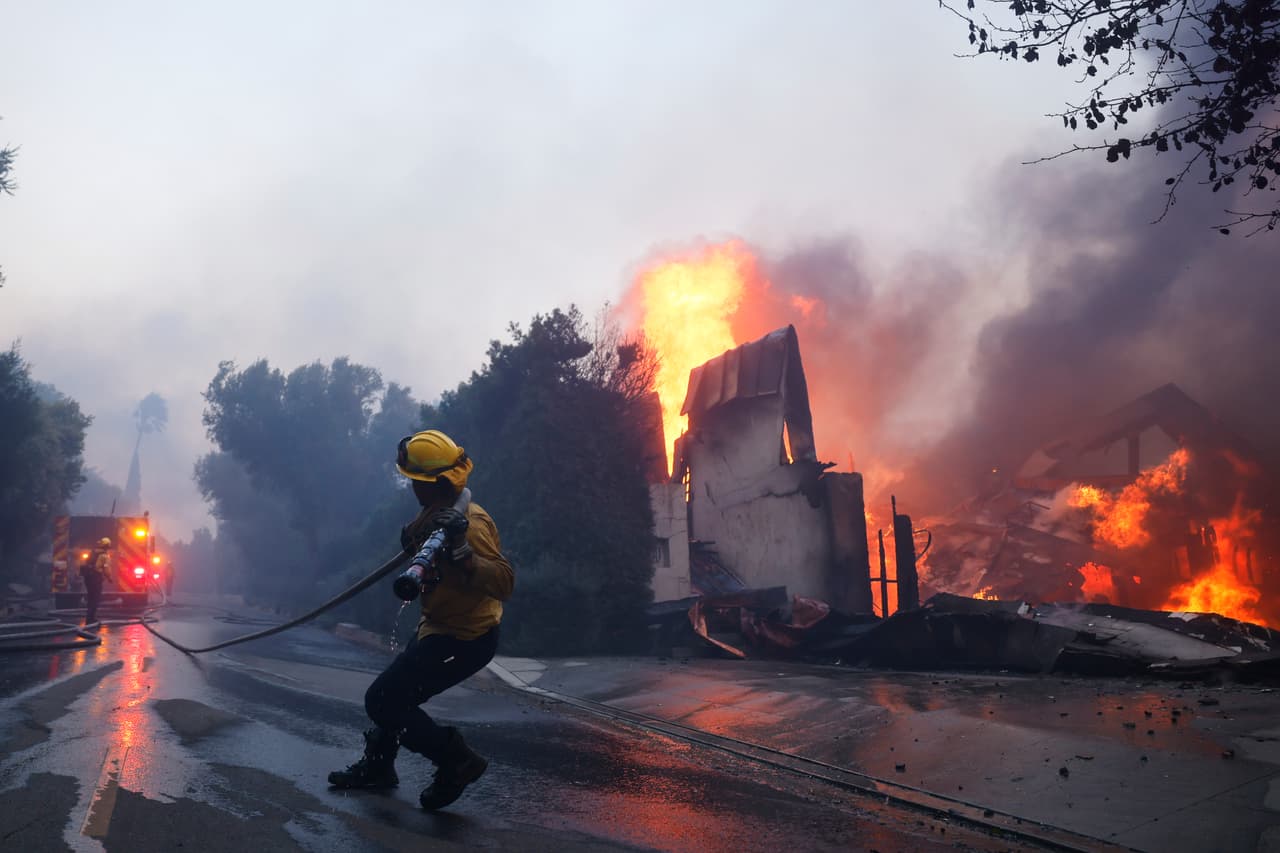 Llamado a la preparación: Autoridades han instado a los residentes a mantener planes de evacuación y kits de emergencia ante el avance del fuego.
<br>