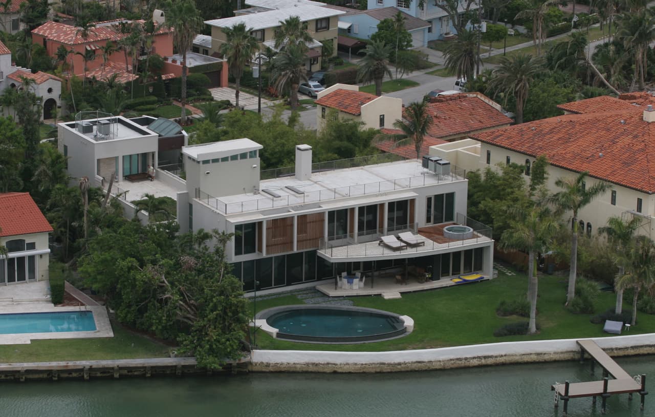 Por otro lado, aquí vive el cantante puertorriqueño Chayanne en Miami.