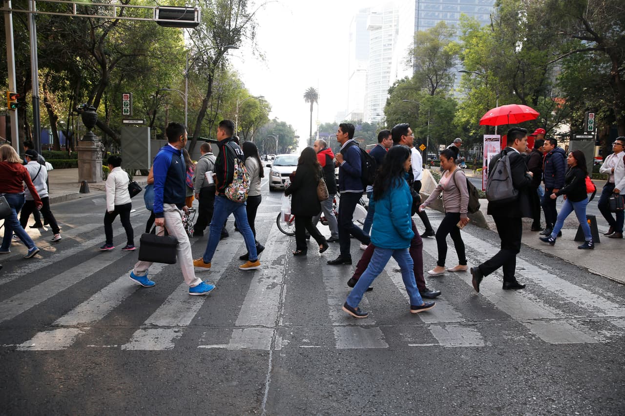 Pocas mujeres en el cruce de una calle principal de la ciudad de México. De acuerdo con un análisis de Citibanamex, citado por la agencia AFP, la participación de mexicanas en el mercado laboral es de las más bajas de Latinoamérica, con la mayoría de ellas confinadas al trabajo doméstico, sobre todo no remunerado (23,7 millones).