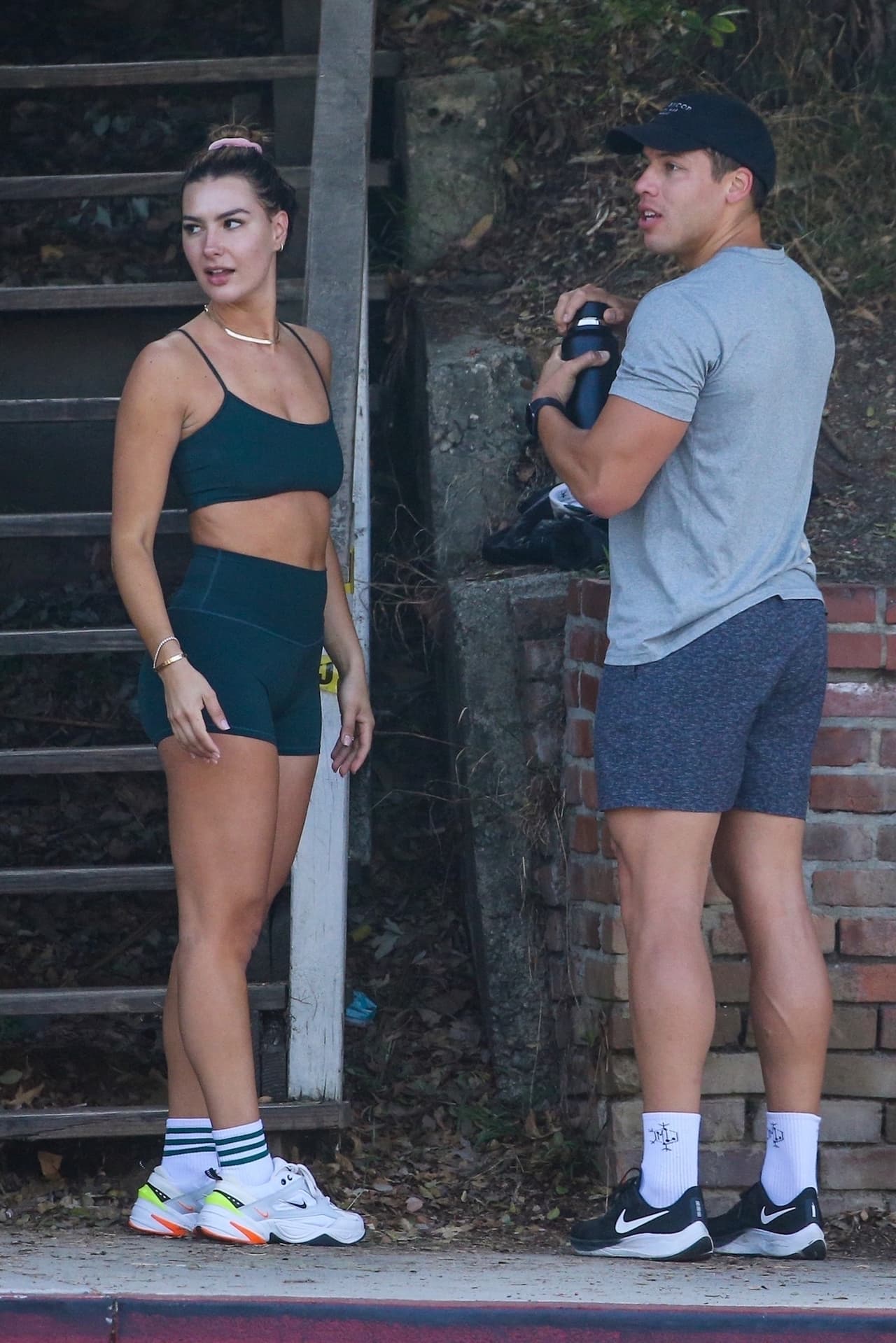 El hijo de Mildred Baena fue fotografiado durante una sesión de ejercicio en las escaleras de Santa Mónica, en California. Iba acompañado por su novia, la modelo Nicky Dodaj.