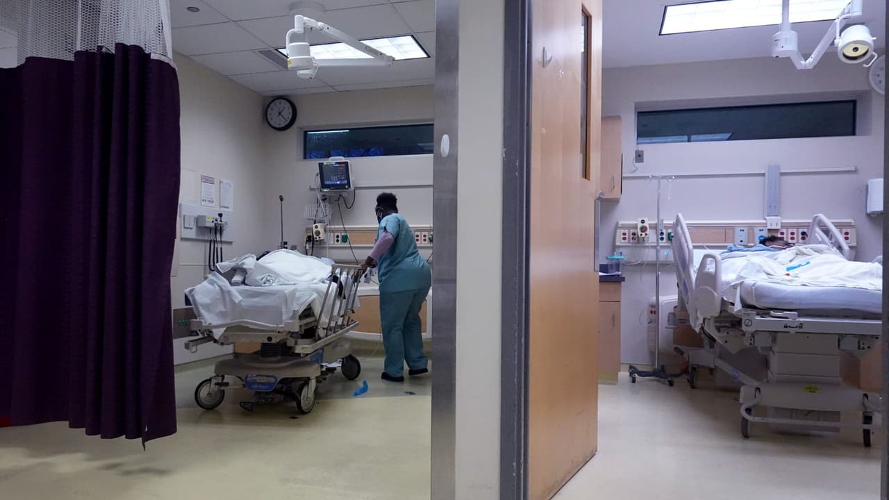 Rosanelly López-García, trabajadora social del Mount Sinai Hospital, explica en qué consiste su labor y por qué resulta de gran ayuda cuando una persona teme ir a un hospital por su estatus migratorio o falta de recursos económicos.