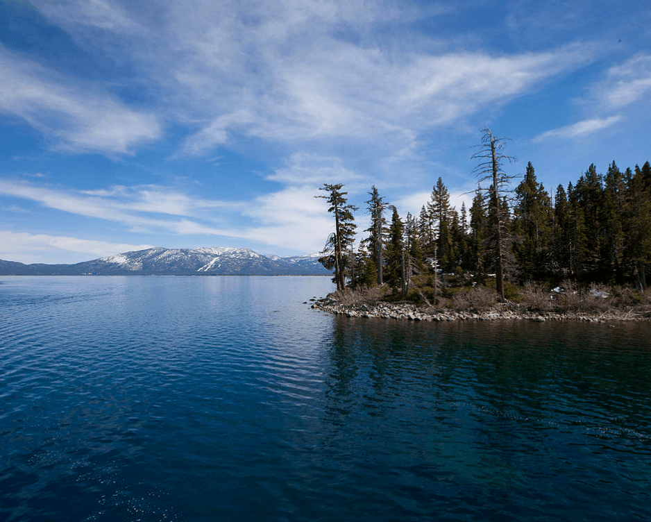 <b>Lago Tahoe</b> está ubicado en la frontera entre California y Nevada. Los campamentos, cabañas y complejos turísticos divididos en dos balnearios: North Lake Tahoe y Tahoe South. Ideal para deportes náuticos.