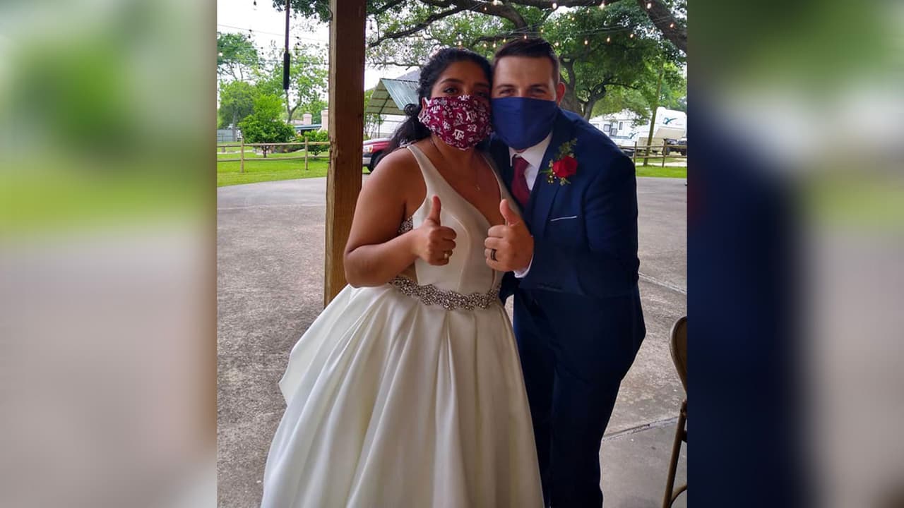 <b>"Yo entiendo a las parejas que quieran suspender sus bodas.</b>
<b>Nosotros confiamos en Dios de que todo va a estar bien, no tenemos miedo"</b> dijo Karen recomendándole a los novios que tengan su matrimonio organizado para estas fechas, tener la suficiente confianza para decidir una importante decisión como lo es casarse en medio de una
<a href="https://www.univision.com/local/houston-kxln/te-han-amenazado-con-desalojarte-por-no-pagar-la-renta-aqui-te-explicamos-que-puedes-hacer">pandemia</a>.