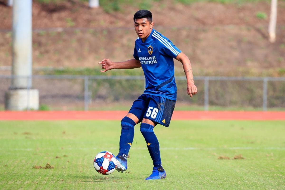 Julián Araujo mostró su interés en defender a la selección mexicana si es llamado. Juega como lateral derecho y central en LA Galaxy y tiene 17 años.