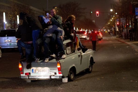 Una de las atracciones fue que los visitantes podían subirse a un Trabant, un coche construido por la Alemania Oriental.