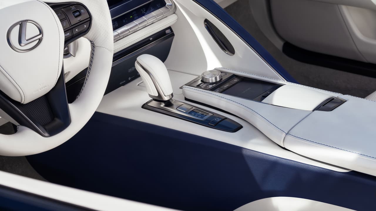 El LC 500 convertible trae un interior extraordinario. Prestaron mucha atención a elementos típicos como materiales y diseño, pero para este carro incluyen también sistemas inteligentes como “Climate Concierge” que ajusta el sistema de clima de acuerdo con la necesidad dentro de la cabina.
