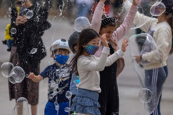 Las
<a href="https://www.univision.com/local/los-angeles-kmex/cual-es-la-diferencia-entre-la-dosis-de-la-vacuna-de-pfizer-para-ninos-y-la-que-se-aplica-a-otros-grupos-video">dosis</a> administradas dependerán del peso del niño. Los funcionarios de salud informan que los niños no recibirán la vacuna en las mismas cantidades de los adultos.