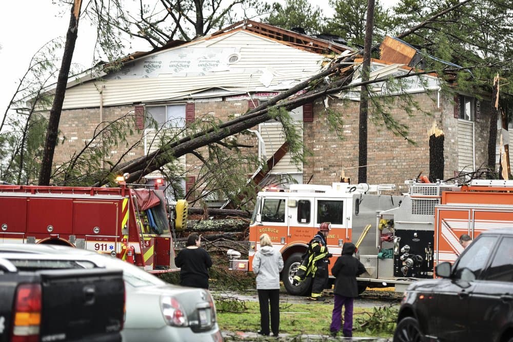 Los trabajadores de los servicios de emergencia del departamento de bomberos responden a la escena de un complejo de apartamentos dañados este jueves en Spartanburg, Carolina del Sur.