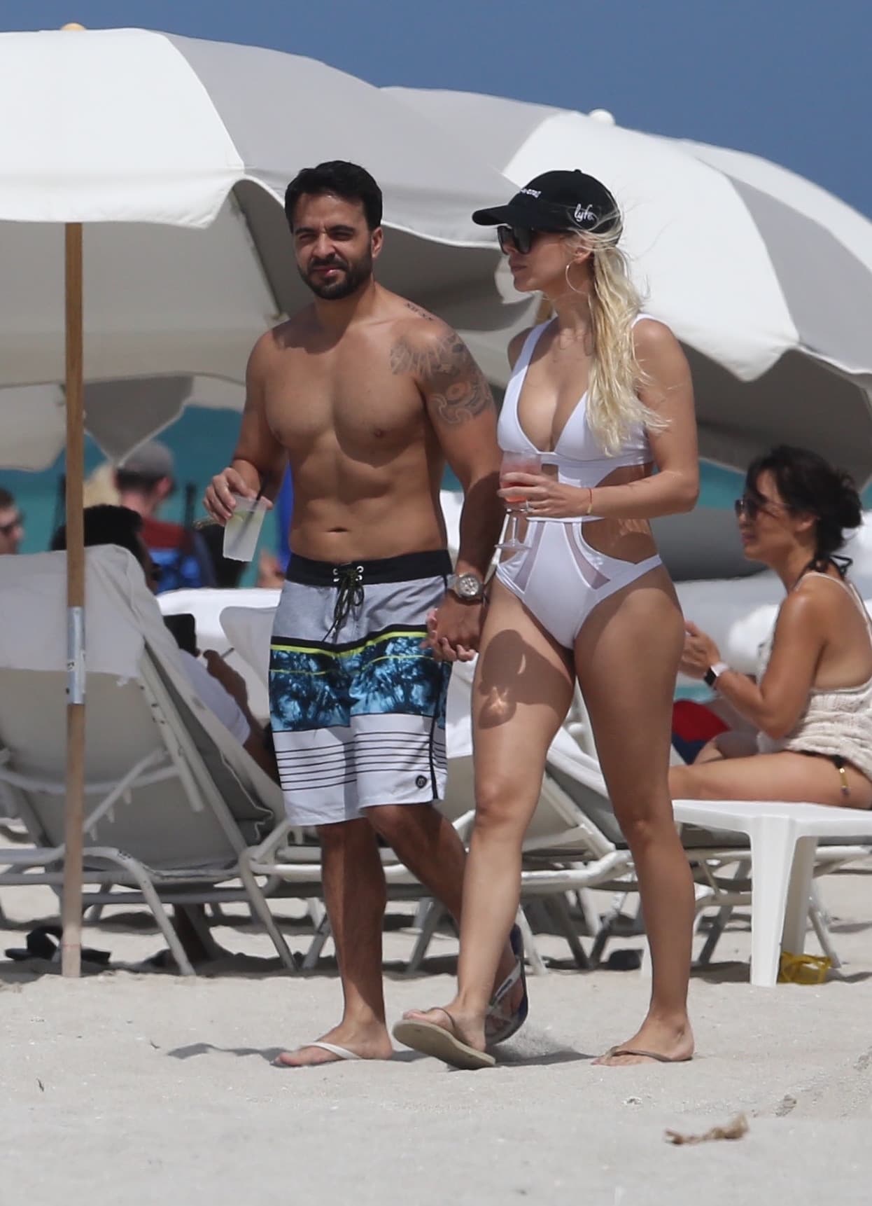 Luis Fonsi celebra su cumpleaños número 39 junto a su esposa Agueda López con un romántico día en las playas de Miami Beach.